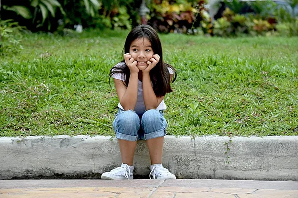 Unga Filipina Tween rädd — Stockfoto