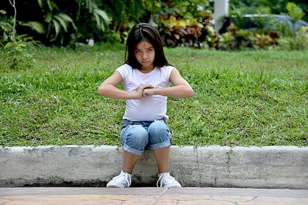 Üzgün Bir Kız Çocuk