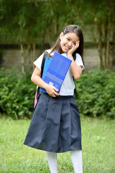 Pretty Genç Çeşitli Okul Kız Kitaplar ile Okul Üniforması Giyen