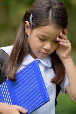 Hazırlık Asyalı Kız Öğrenci ve Hüzün Üniforma Giyen