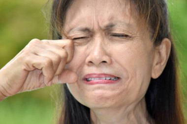 Çeşitli Kadın Kıdemli Ağlama