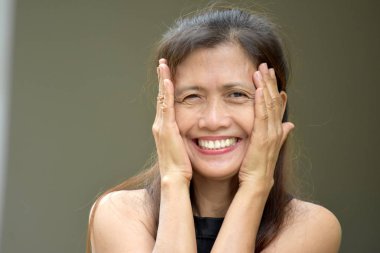 Gülümseyen Filipina kadın kıdemli