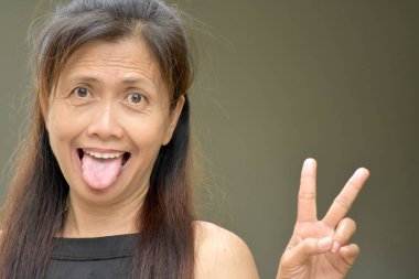 Emekli Kadın Kıdemli Komik Yüzler Yapma