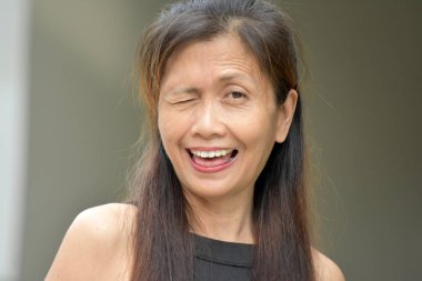 Alzheimer ile Emekli Çeşitli Kadın Kıdemli