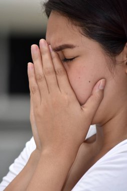 Alerji ile Çekici Filipinli Kadın