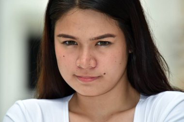 Ciddi Güzel Azınlık Yetişkin Kadın