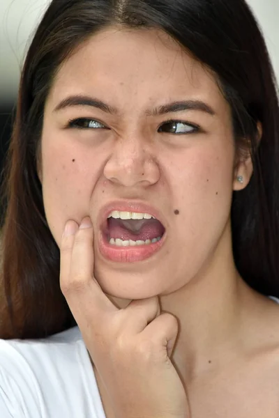 Una atractiva mujer filipina con dolor de muelas — Foto de Stock