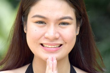 İbadetteki Çeşitli Yetişkin Bir Kadın