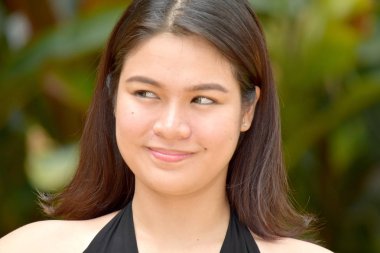 Genç, çeşitli bir kadın ve mutluluk.