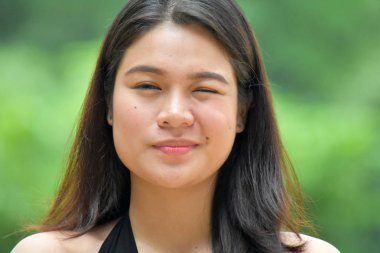 Genç Bir Azınlık Kadın Winking