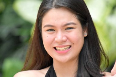 Oldukça Çeşitli Kadın Gülümseyen