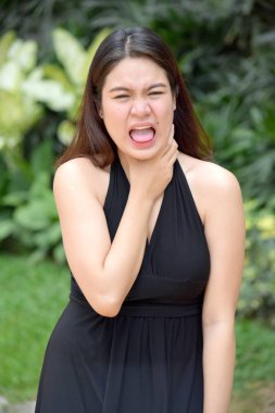 Genç Farklı Bir Kadın Boğuluyor