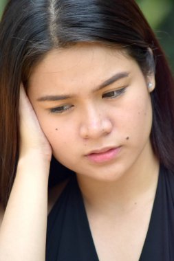 Mutsuz Filipinli Bir Kadın