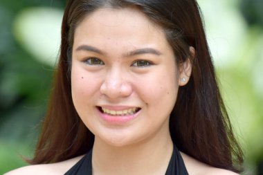 Gülümseyen Çekici Azınlık KadınıName