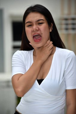 Genç bir Asyalı Kadın Boğuluyor