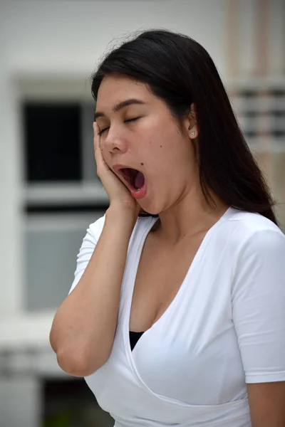 Una mujer asiática bostezando — Foto de Stock
