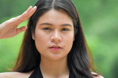 Selamlayan bir güzel kadın