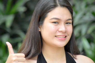 Genç azınlık kadın thumbs up