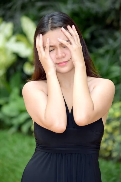 En stressig ungdomlig filippinakvinna — Stockfoto