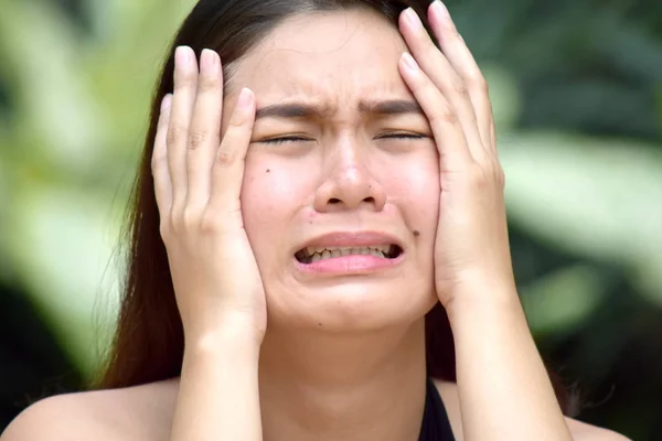 Juvenil filipina adulto hembra bajo estrés —  Fotos de Stock