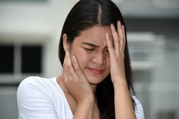 Una hermosa filipina hembra y ansiedad — Foto de Stock