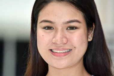 Gülümseyen genç bir dişi