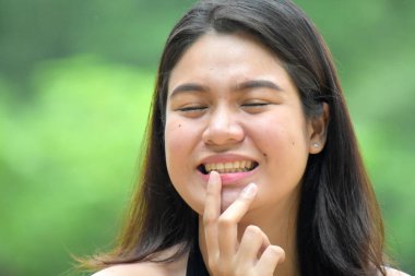 Genç Bir Yetişkin Kadın Düşünüyor