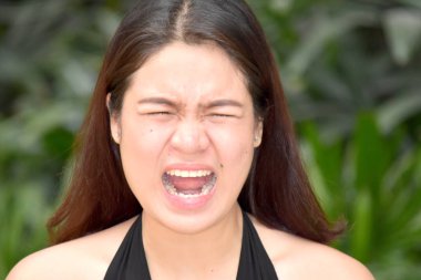 Genç Çeşitli Bir Kadın ve Endişe