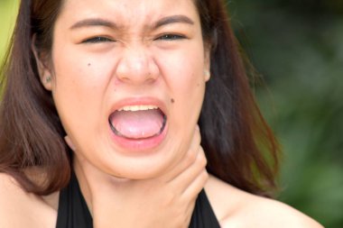 Güzel Azınlık Kadını Boğuluyor