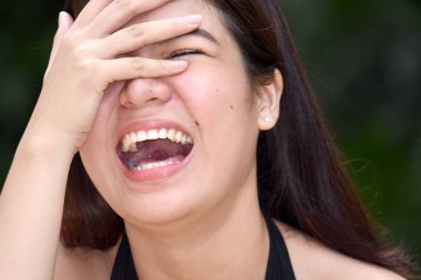 Gülen Genç Bir Kadın