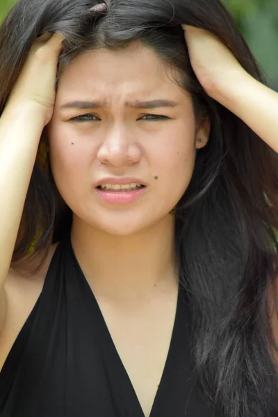 Uma jovem filipina estressante Feminino — Fotografia de Stock