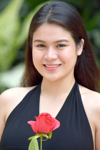 Belle Philippine sourire féminin avec une rose — Photo