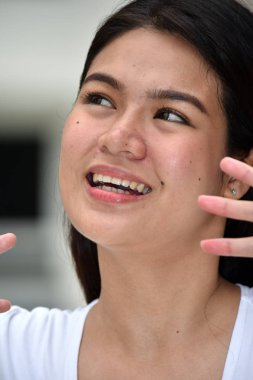 Şaşırmış Bir Genç Azınlık Kadın