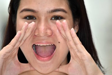 Genç Bir Kadın Bağırıyor