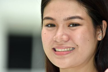 Gülümseyen Güzel Çeşitli Bir Kadın