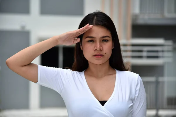 Una atractiva minoría Saludo femenino — Foto de Stock