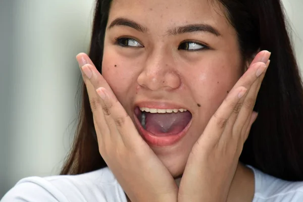 驚くべき若いフィリピン人女性 — ストック写真