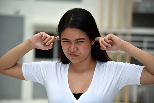 Een stille mooie diverse vrouw — Stockfoto