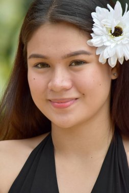 Çiçekli Genç Azınlık Kişisinin Portresi