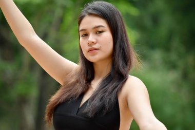 Bir Genç Asyalı Kadın Dans