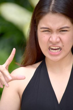 Güzel bir Filipinli Kadın ve Endişe