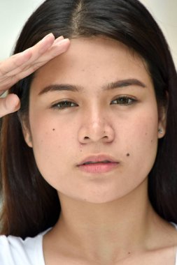 Selamlayan bir Filipina erkek