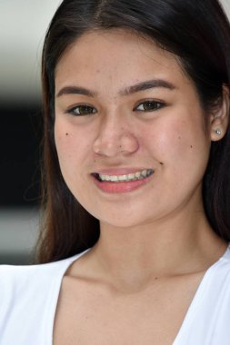 Çeşitli Bir Kadın Gülümsüyor