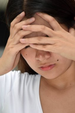 Stres Altında Güzel Bir Azınlık Kadın