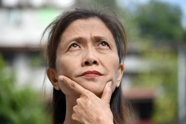 Filipinli bir büyükanne karar veriyor.