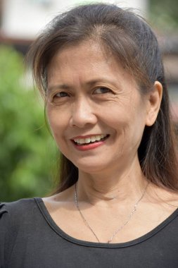 Farklı Bir Kadın Kıdemli Gülümsüyor