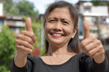 Başparmakları Kalkık Emekli Yaşlı Kadın