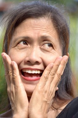 Şaşırmış Yaşlı Azınlık Yetişkin Bir Kadın