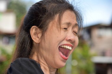 Yaşlı Azınlık Kıdemli Kadın Bağırıyor