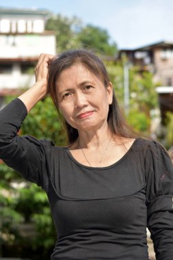 Kafası karışmış Asyalı bir büyükanne.